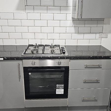 Spacious Double Bedroom With Private Toilet And Shared Kitchen With On Premesis Parking Олдбъри Екстериор снимка