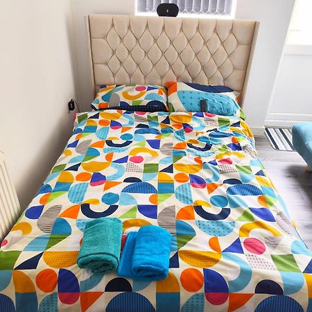 Spacious Double Bedroom With Private Toilet And Shared Kitchen With On Premesis Parking Олдбъри Екстериор снимка
