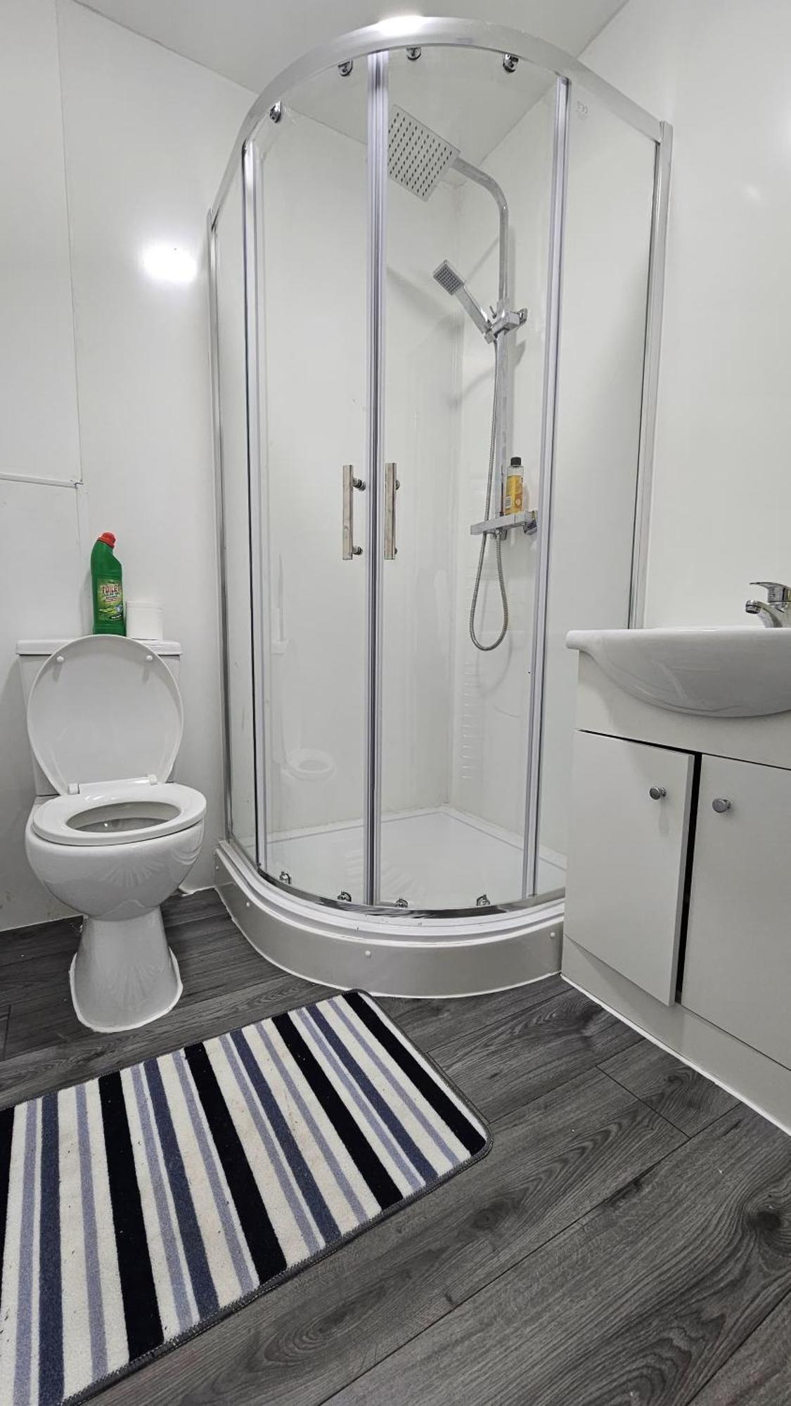 Spacious Double Bedroom With Private Toilet And Shared Kitchen With On Premesis Parking Олдбъри Екстериор снимка