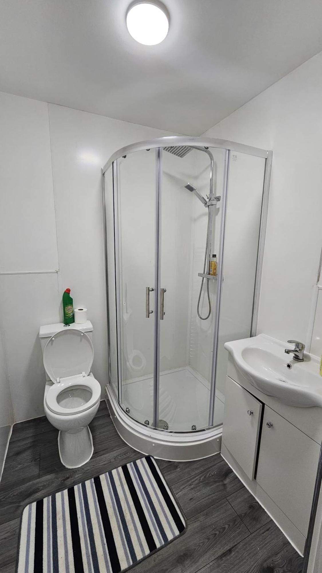 Spacious Double Bedroom With Private Toilet And Shared Kitchen With On Premesis Parking Олдбъри Екстериор снимка