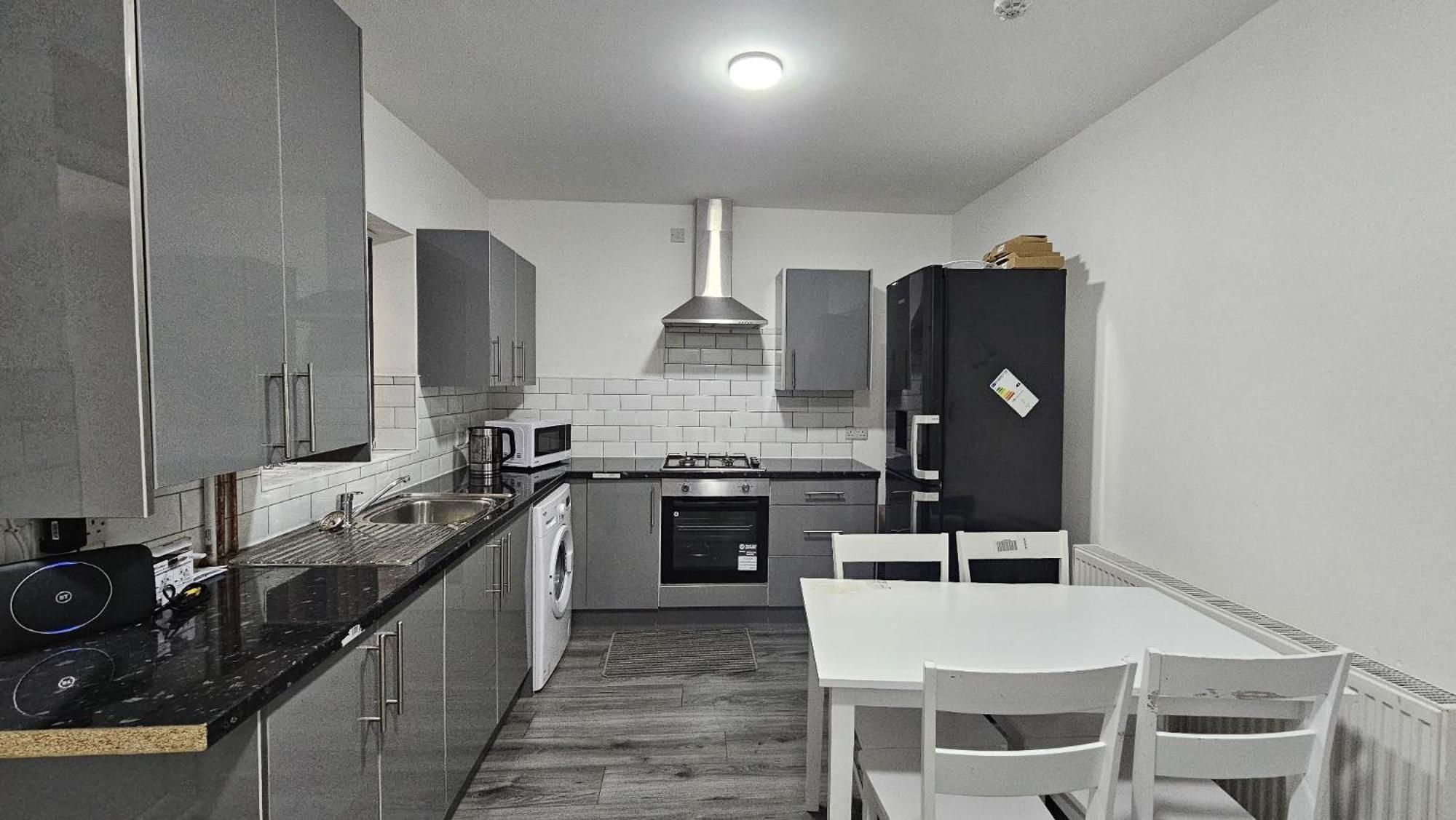Spacious Double Bedroom With Private Toilet And Shared Kitchen With On Premesis Parking Олдбъри Екстериор снимка