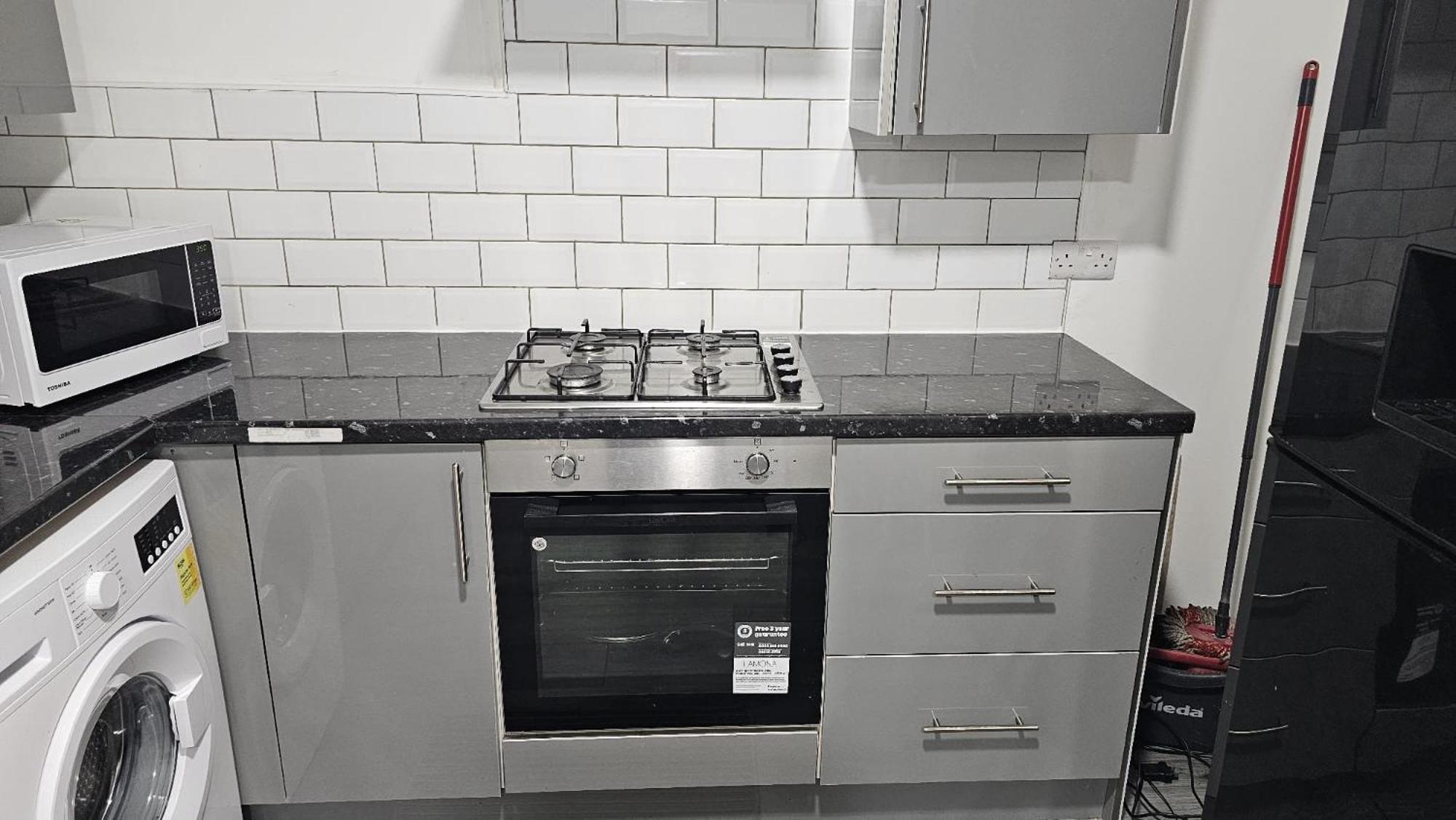 Spacious Double Bedroom With Private Toilet And Shared Kitchen With On Premesis Parking Олдбъри Екстериор снимка