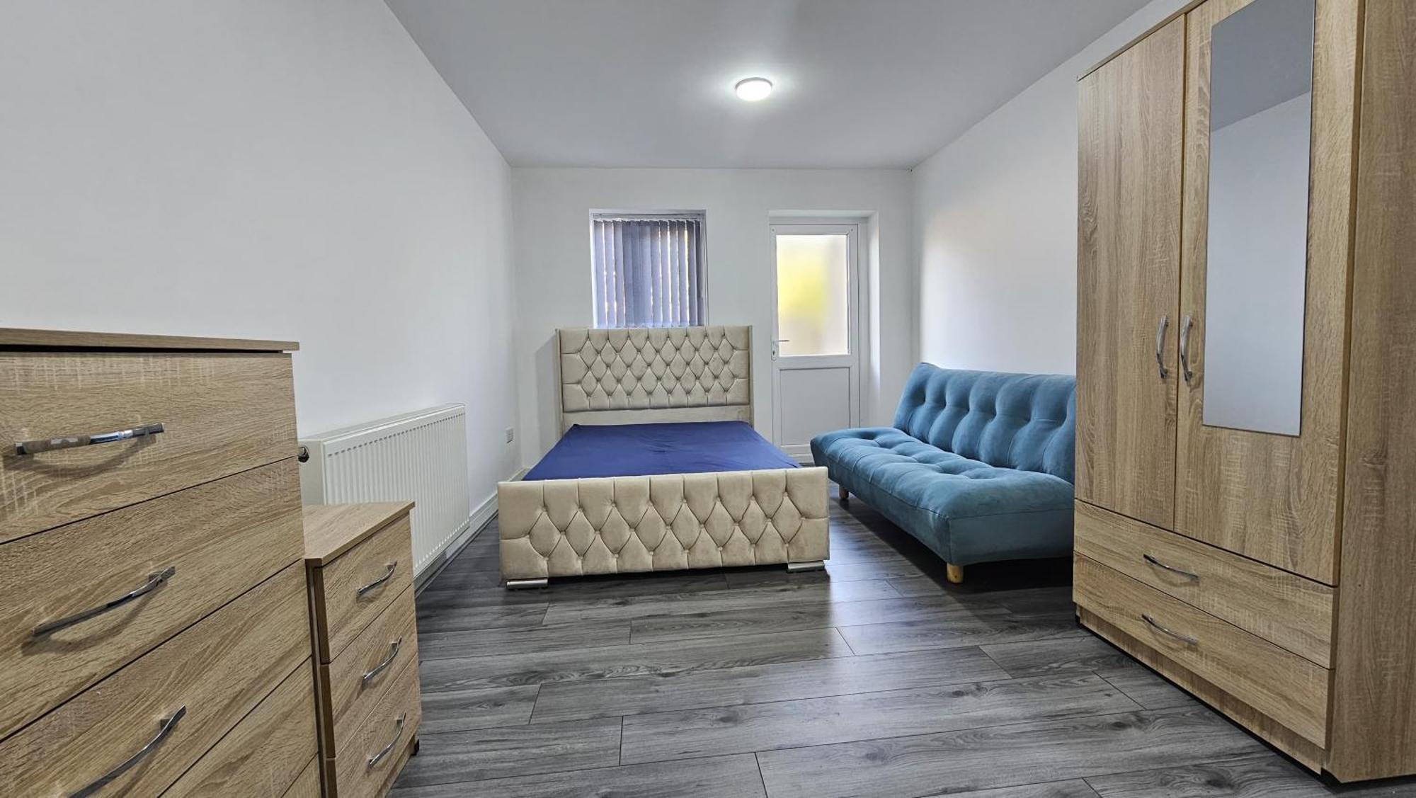 Spacious Double Bedroom With Private Toilet And Shared Kitchen With On Premesis Parking Олдбъри Екстериор снимка