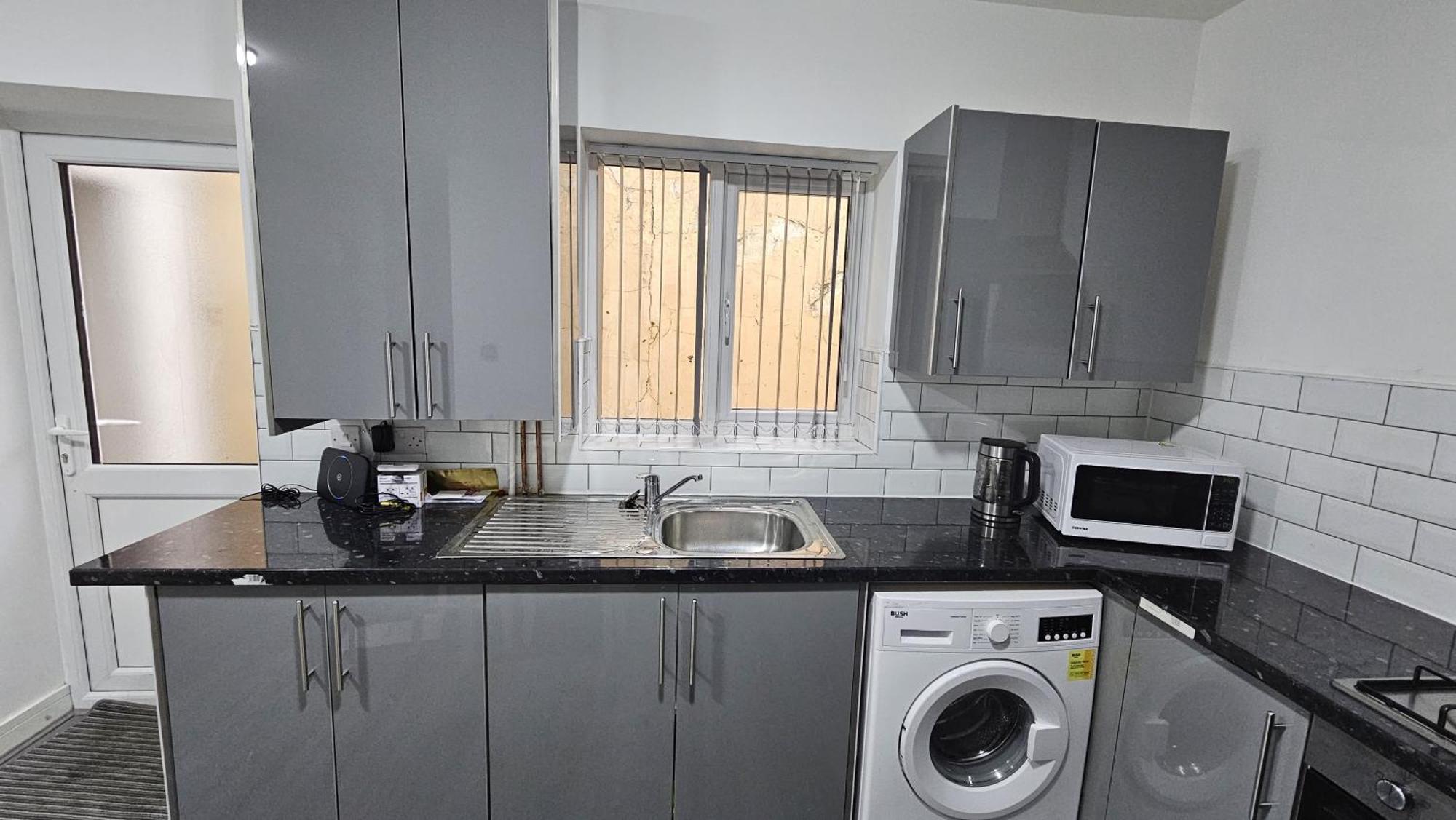 Spacious Double Bedroom With Private Toilet And Shared Kitchen With On Premesis Parking Олдбъри Екстериор снимка