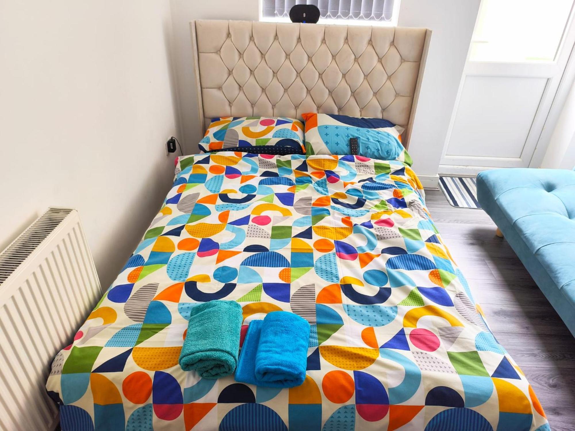 Spacious Double Bedroom With Private Toilet And Shared Kitchen With On Premesis Parking Олдбъри Екстериор снимка